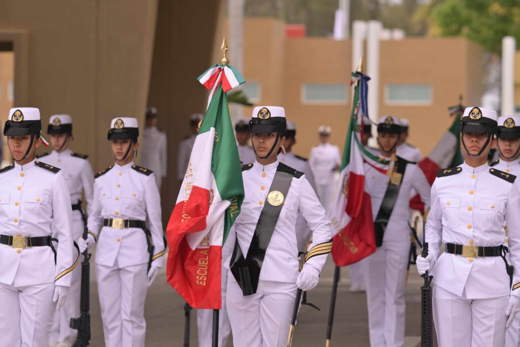 Cadetes con Bandera Nacional